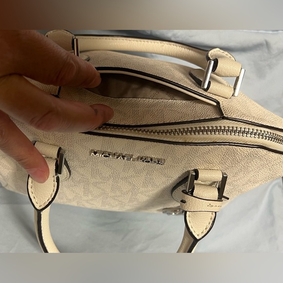 Michael Kors Coraline Medium Logo Messenger Bag - Picture 4 of 8